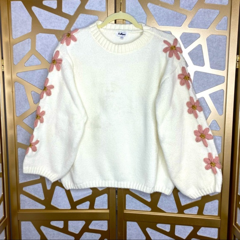 DAISY BLOOM ON SLEEVES KNIT SWEATER‎